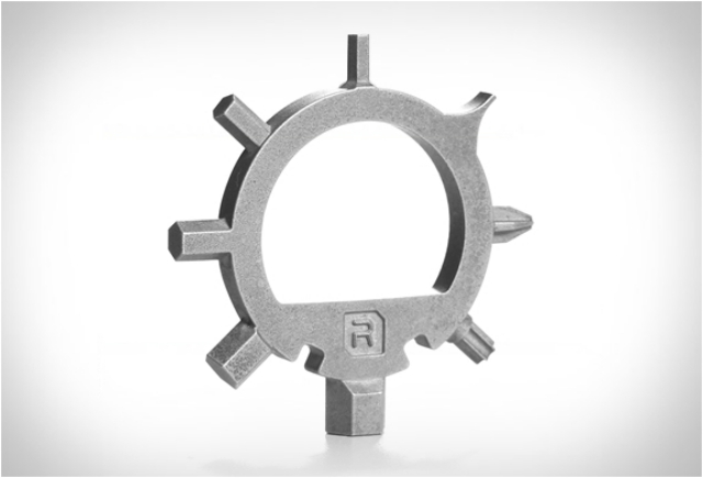 Malý prsteň vyzerá ako kormidlo lode ring tool-designer-instrument-bike-key-help