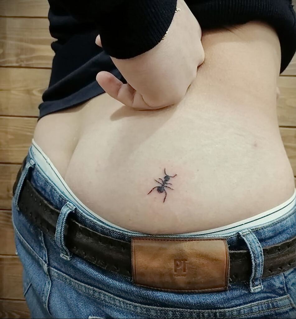 Fotó példa egy tetoválásra hangyával 03/21/2021 №042 - hangya tetoválás -