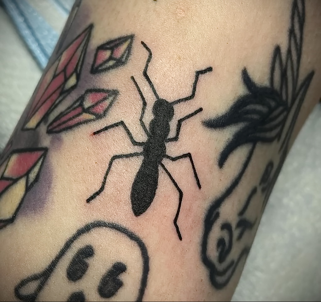 Fotó példa egy tetoválásra hangyával 03/21/2021 №057 - hangya tetoválás -