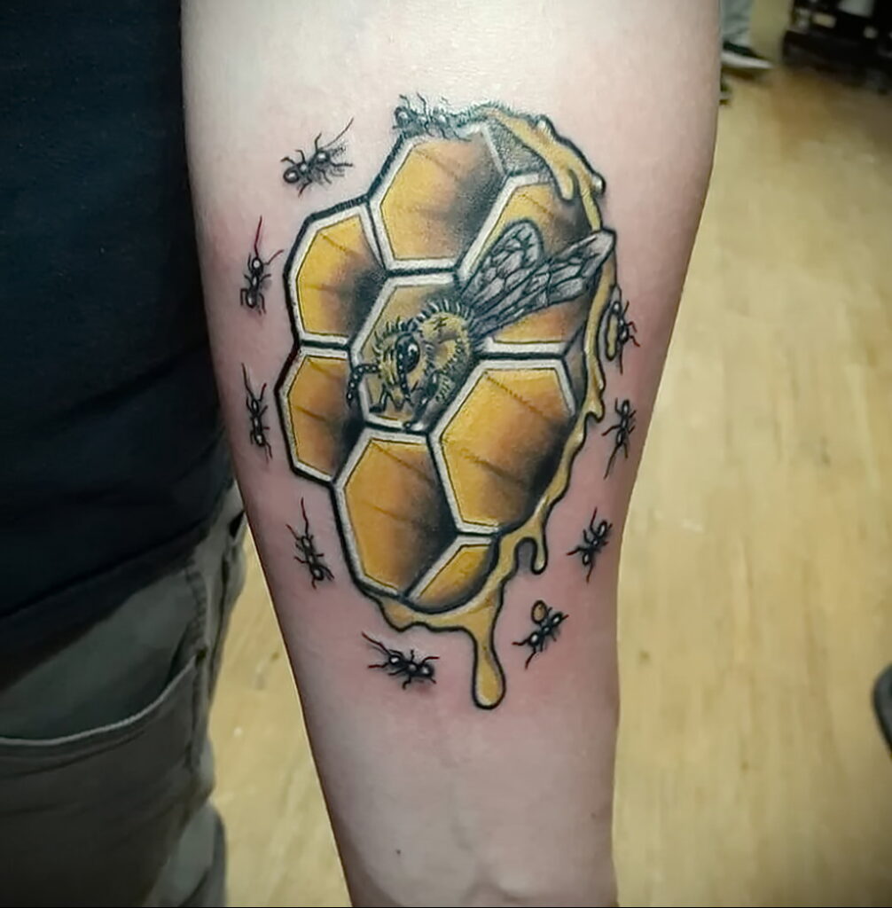 Fotó példa egy tetoválásra hangyával 03/21/2021 №051 - hangya tetoválás -