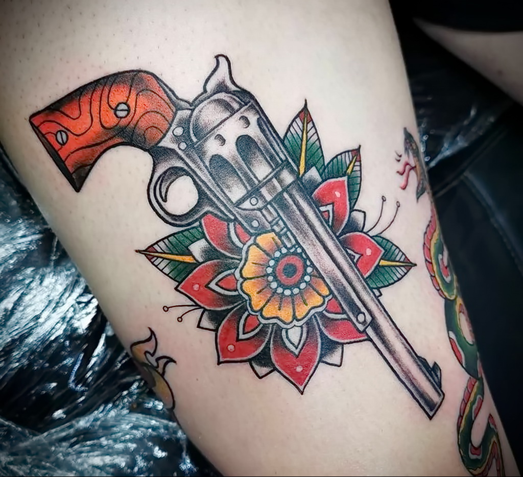 Példa egy revolver tetoválás rajzára a fényképen 02/16/2021 №0002 - tetováló revolver -