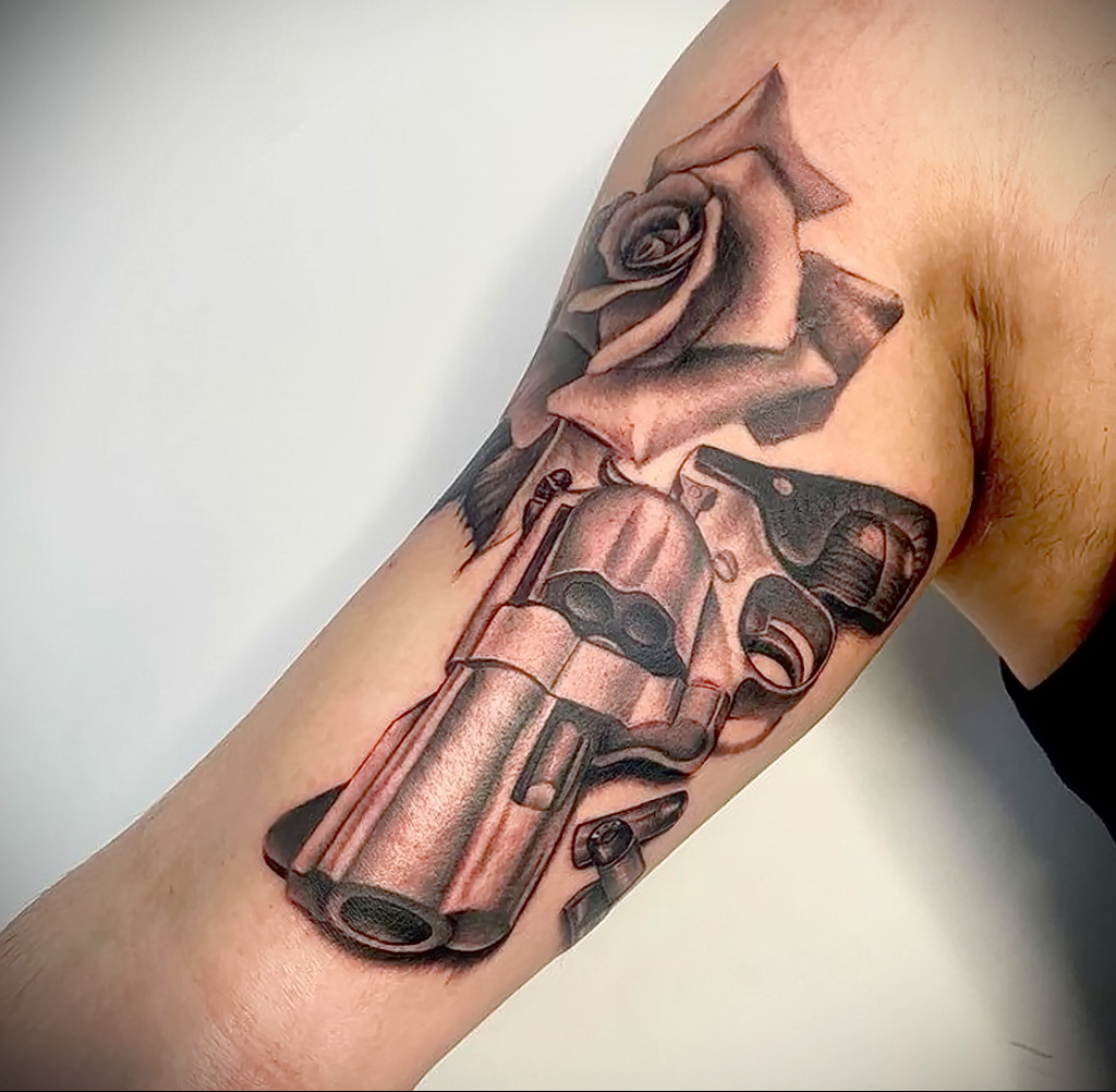 Példa egy revolver tetoválás rajzára a 02/16/2021 №0010 fényképen - tetováló revolver -