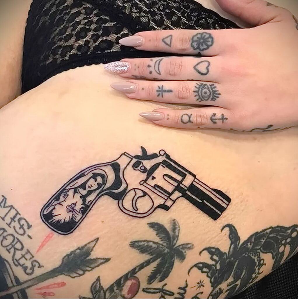 Példa egy revolver tetoválás rajzára a fényképen 02/16/2021 №0045 - tetováló revolver -