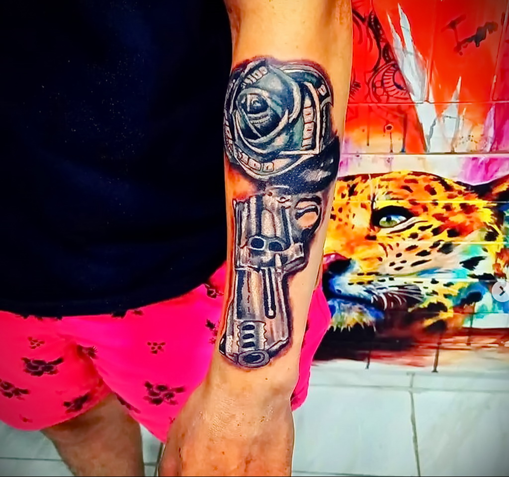 Példa egy revolver tetoválás rajzára a fényképen 02/16/2021 №0050 - tetováló revolver -