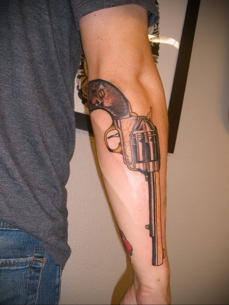 tetováló revolver fotó példa rajz 16.02.2021 №0033 - tetováló revolver -