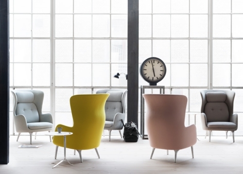 dizajnové kreslá rôznych farieb od jaime hayón