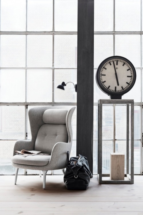 dizajnové kreslo sivej farby od jaime hayón