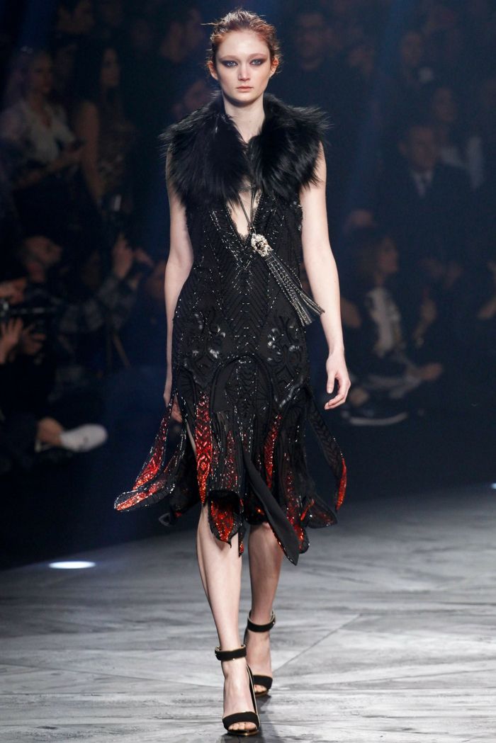 šaty po kolená s kožušinovým golierom čierne šaty s červenými prvkami