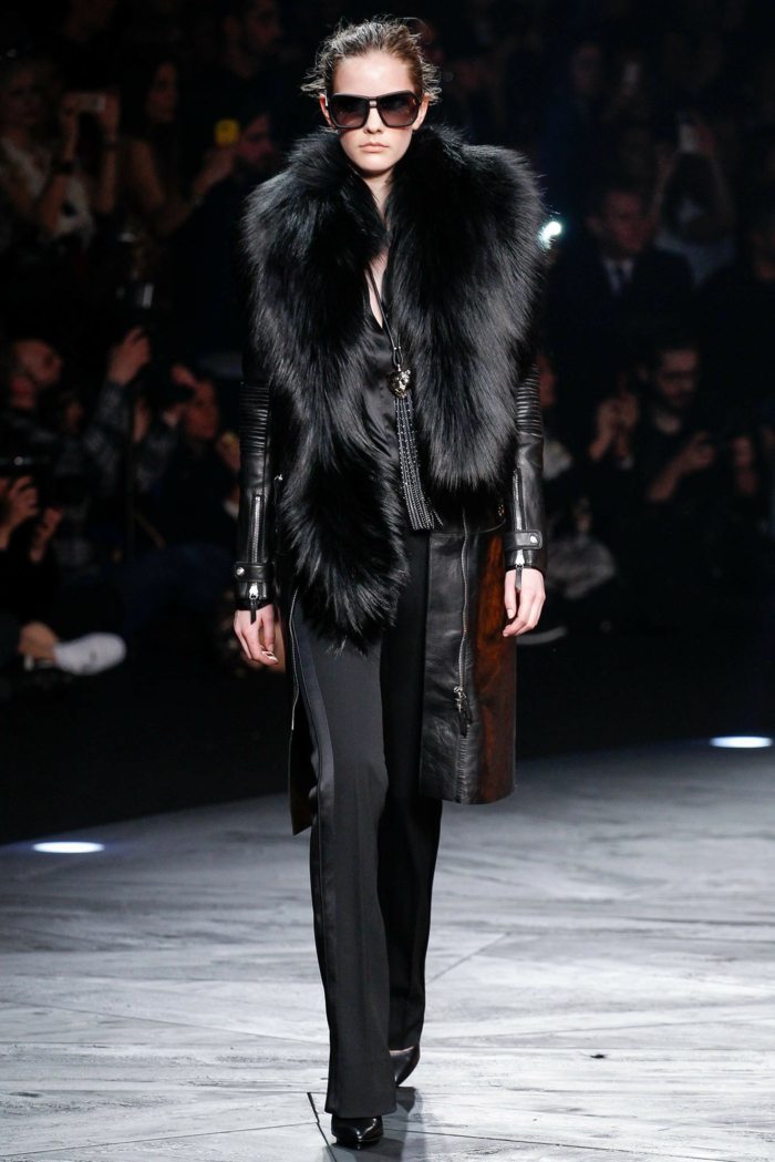 Kompletný vzhľad v čiernej farbe s kožušinovou bundou s kožušinovým golierom čierne nohavice-s pokrčenou kožušinou-kožená bunda