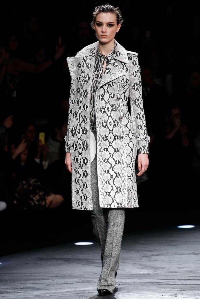 sivý kabát s asymetrickými postavami z pytónovej kože Kabát s asymetrickými figúrkami