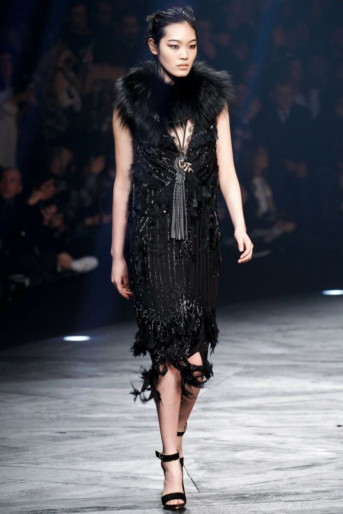 čierne šaty s hravými prvkami, po kolená Šaty po kolená s ozdobenými lesklými prvkami