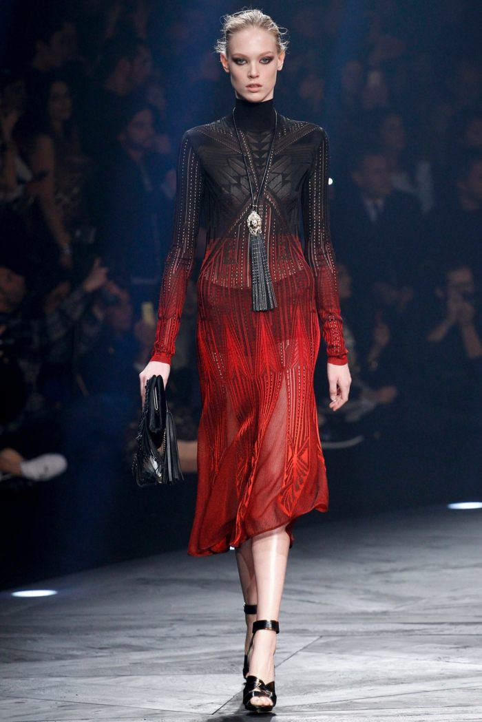 červená a čierna ako oheň a plameň na šatách Prepletanie farieb tylovej látky