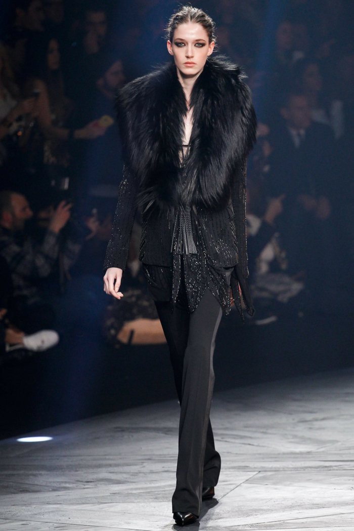 Kompletne v kolekcii čiernych kožušín Roberto Cavalli Kožušinové blazer-úzke nohavice