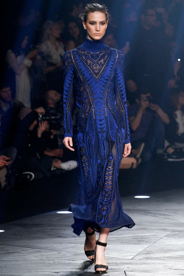 Kolekcia kráľovsky modrých flitrových šiat Roberto Cavalli modré-hravé-šaty-s-modrými-prvkami-vzorom