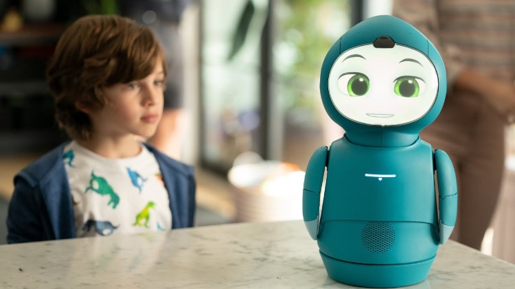 dieťa komunikuje jazykom s technologicky vyvinutým robotom ako životným spoločníkom