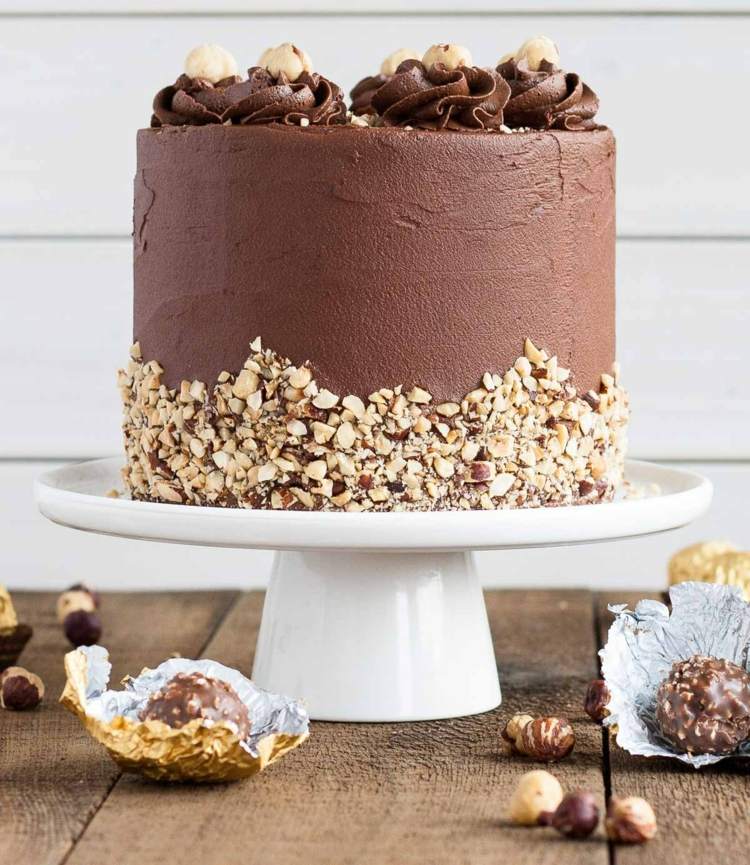 Koláč potrieme maslovým krémom Nutella rocher-torta-pečenie-nápad-recept-orechy-ferrero