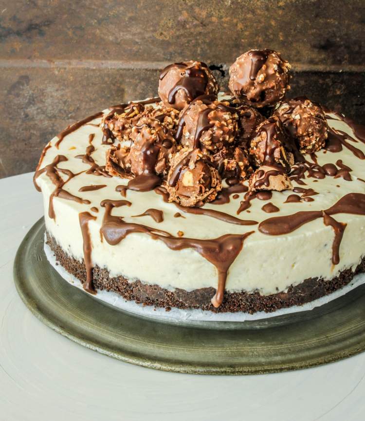 Tento koláč nie je potrebné piecť rocher-torta-biela-smotana-ferrero-gule-ozdoba