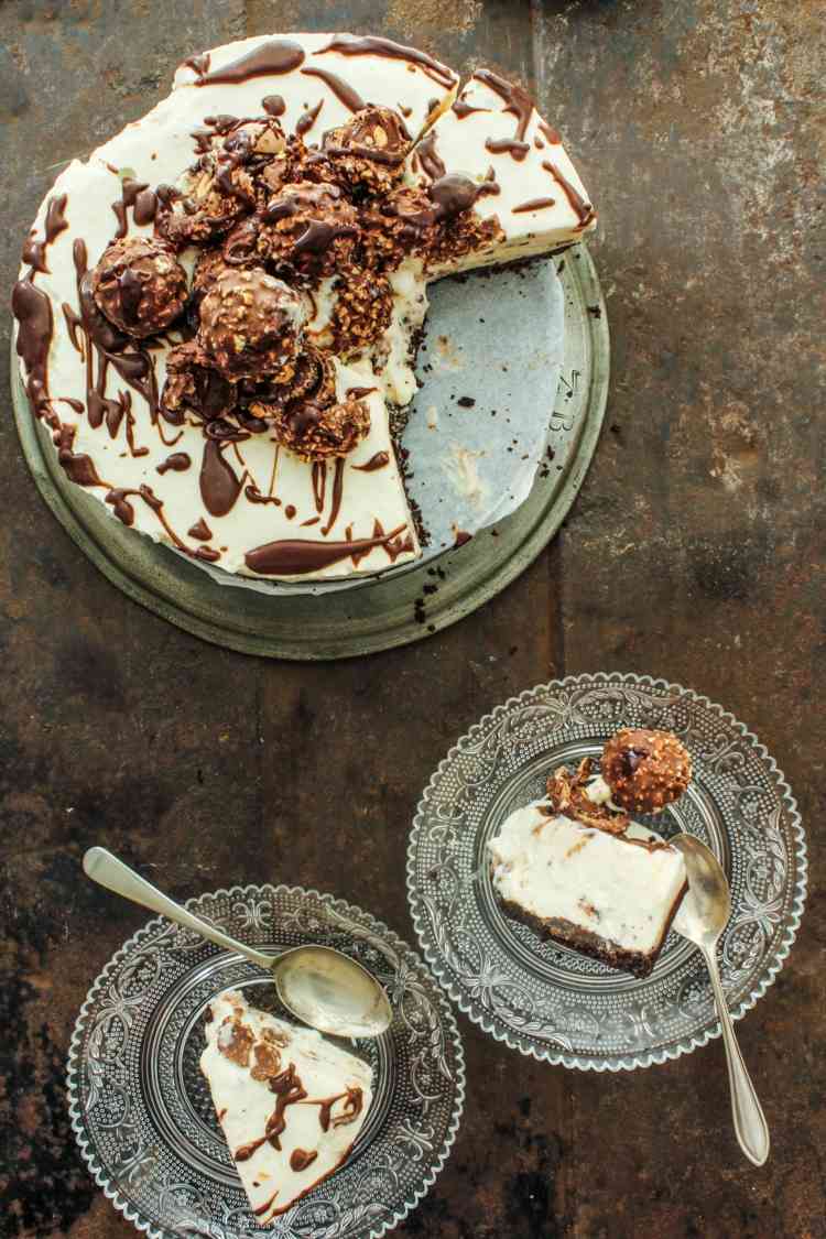 Pripravte si koláč so smotanovým syrom a ozdobte Rocherom rocher-torte-kryštál-tanier-servírovanie-pekáč-múka-vajíčka