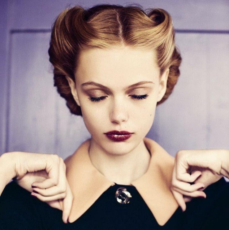 Účes Rockabilly pre stredne dlhé vlasy - vo verzii updo Účes Rockabilly elegantné ženské retro