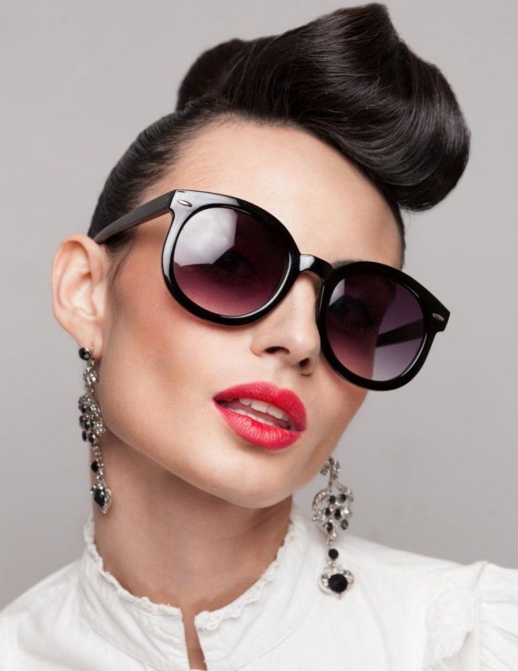 Účes Rockabilly pre ženy s ofinou Rockabilly-účes-dámy-updo-nápady-štýlové
