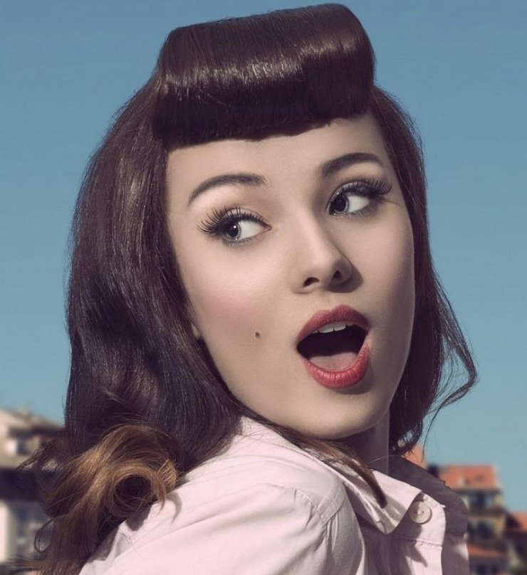 Účes Rockabilly s víťaznými rolkami - styling pre dlhé vlasy Účes Rockabilly retro vzhľad styling stredne dlhé vlasy