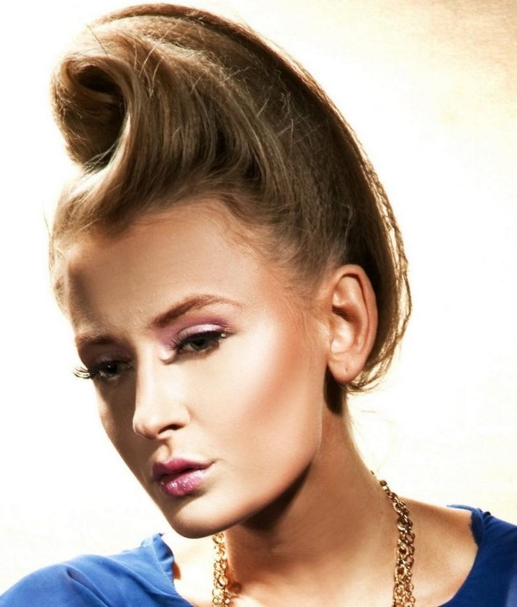 Moderný účes s víťaznou rolkou - žena s dlhými vlasmi Rockabilly-účes-ženy-nápady-moderný strih