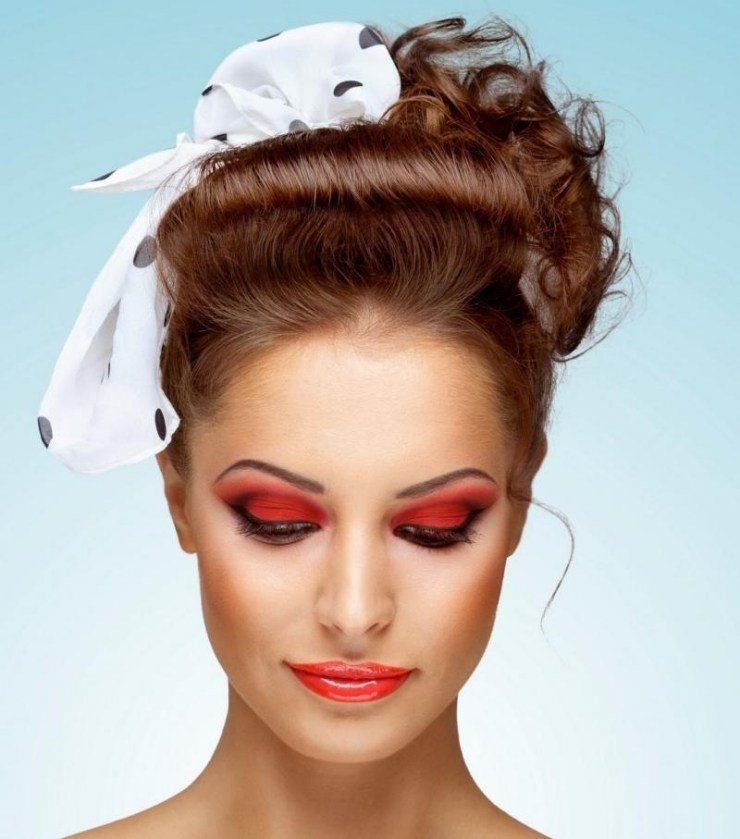 Účesy Rockabilly s uterákom Účes Rockabilly updo ženy