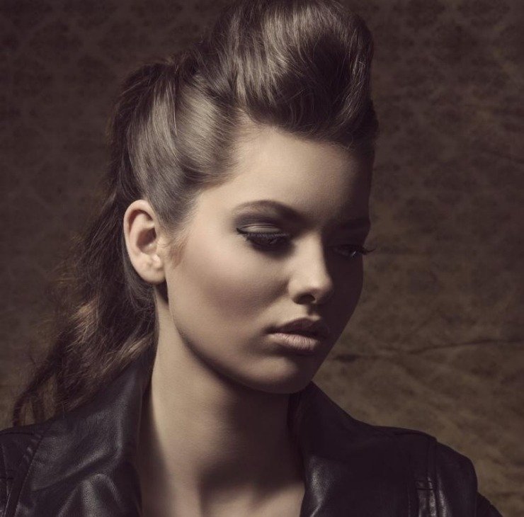 Účesy pre ženy Rockabilly - s copmi Rockabilly-účes-dlhé-vlasy-nápady-styling