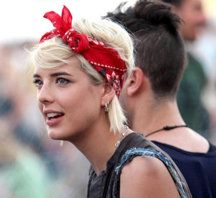 Ležérne s uterákom vo vlasoch Rockabilly-účes-krátke vlasy-uterák-kravata