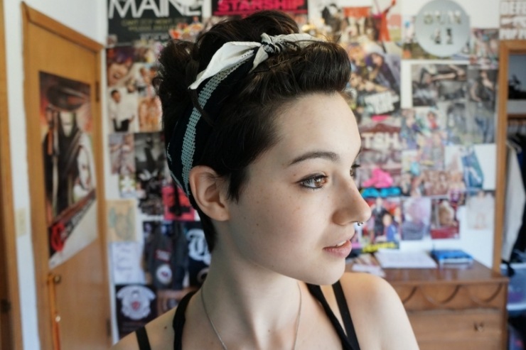 Účes Rockabilly s objemnou časťou vlasov Účes Rockabilly, dámska čelenka