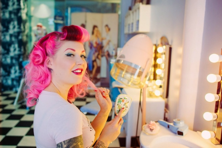 Pozitívny účes v rockabilly štýle a v ružovej farbe rockabilly účes ružovo-vlasy-farba-pra-pony-dámy