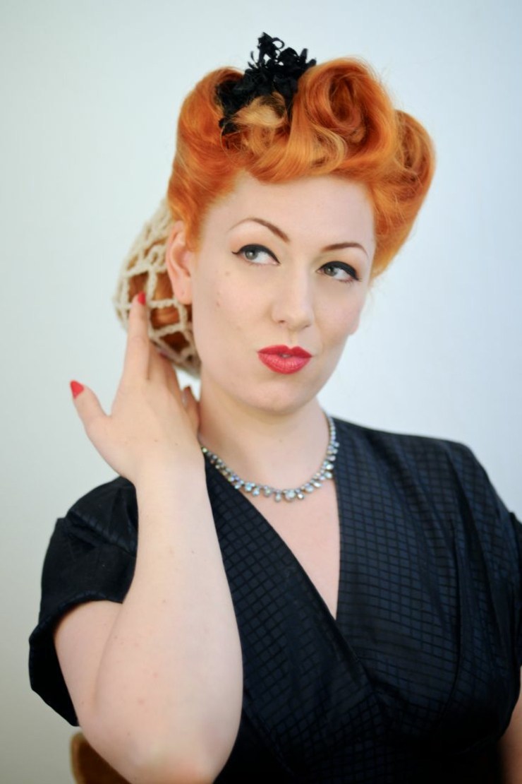 Rockabilly updo so sieťkou na drdol rockabilly-účes-ryšavé-vlasy-updo-sieť-drdol