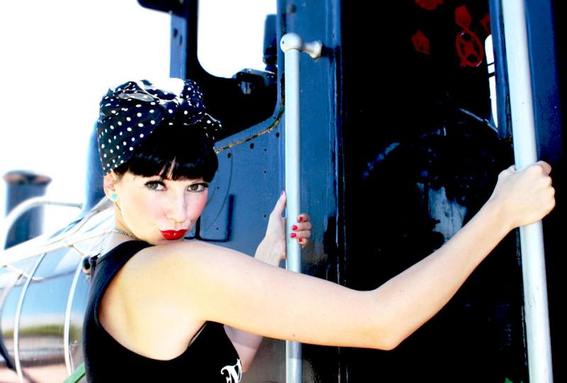 Účes Rockabilly so šatkou a ofinou Účes Rockabilly ženy-súkno-nápady-ofina