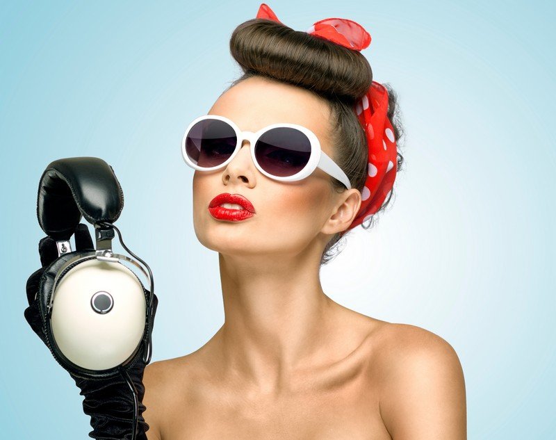 Účesy Rockabilly so šatkou na vlasy a leteckými okuliarmi Rockabilly-účesy-nápady na štýl krátkych vlasov