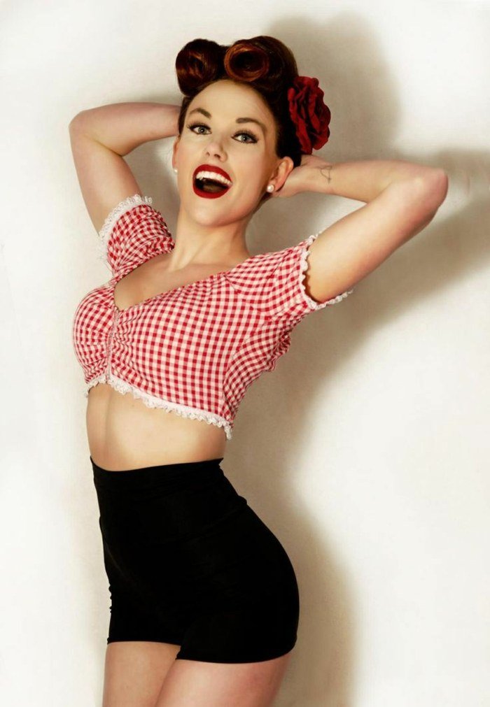 retro hairstyling pre ženy - rockabilly diy účes s vlasovými doplnkami retro-hairstyling-dámy-rockabilly-kutilský účes
