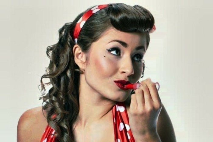 vintage hair styling je opäť v trende rockabilly so šatkou, ofinou a kučerami vintage-hairstyling-rockabilly-šatka-ofina-kučery