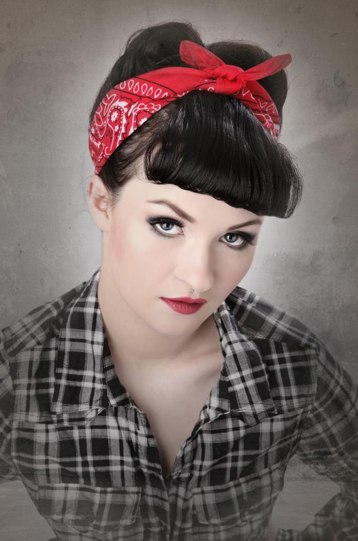 updo pre každodennú rockabilly ofinu s kučerami a červenou šatkou updo-rockabilly-ofina-kučery-šatka-červená