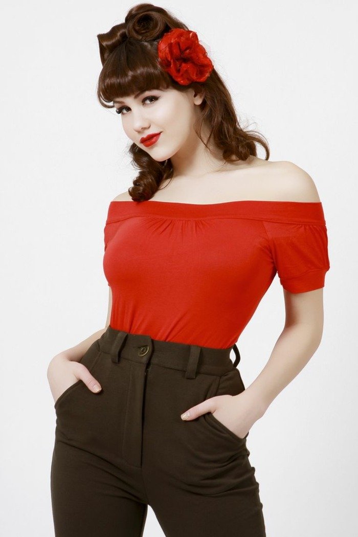 retro účes s pútavým kvetinovým doplnkom pre ženy styling-retro-účesy-kvetinové doplnky-vlasy-dámy