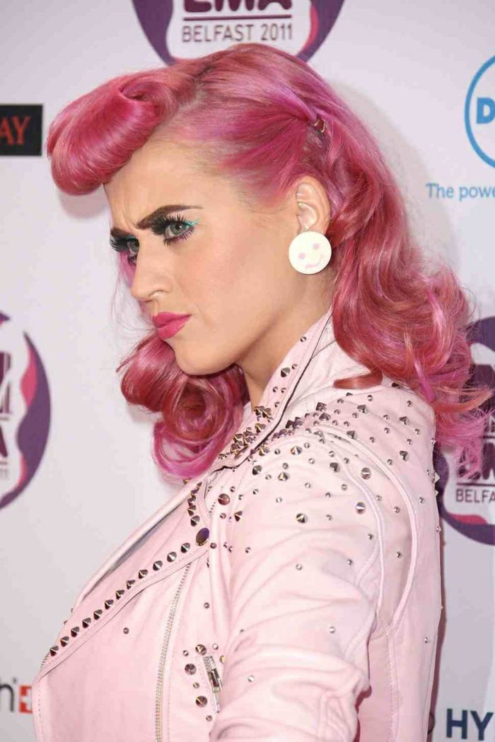 Katy Perry s ružovými kučerami v štýle rockabilly rockabilly-ružové vlasy-katy-perry-pony-kučery-moderné