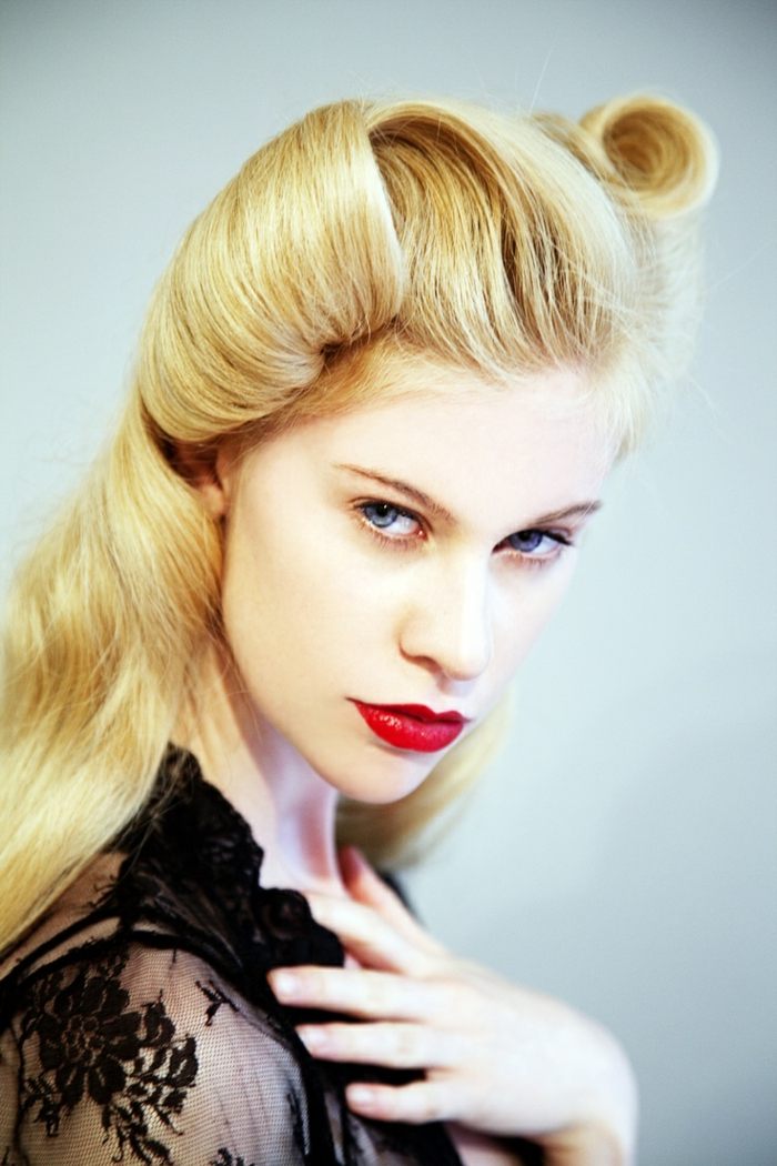 rockabilly účes s ofinou a kučeravými nápadmi na imitáciu blond vlasov rockabilly-účesy-ofina-kučery-blond-imitácia
