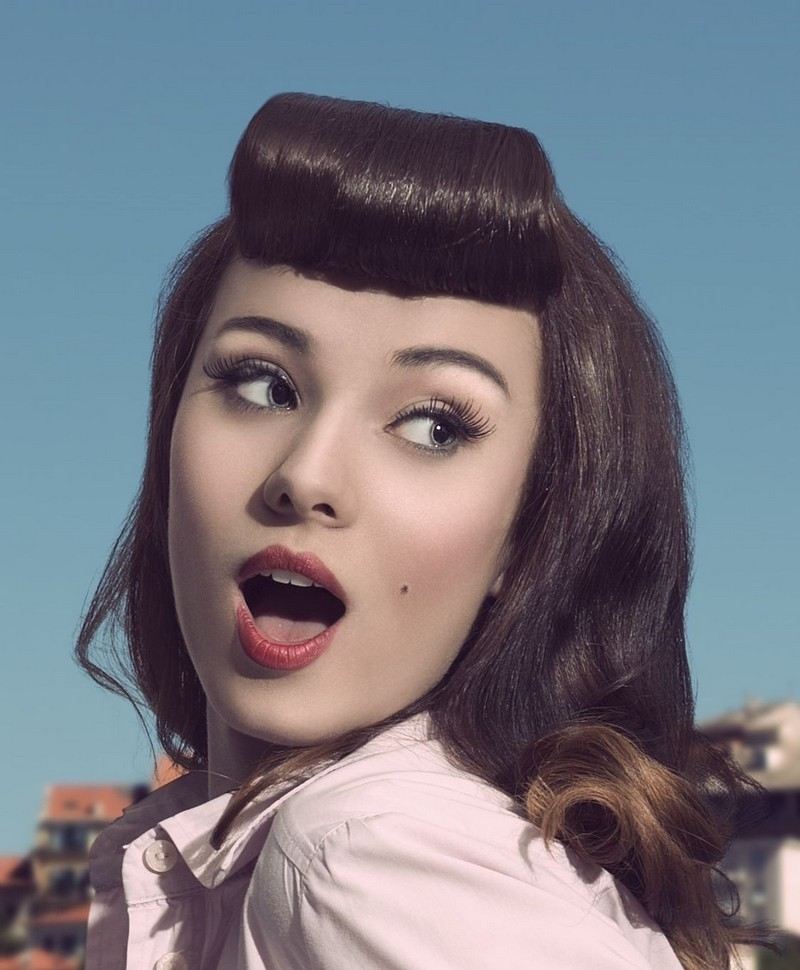 Účesy Rockabilly s kučerami a ofinou Rockabilly-účesy-ženy-retro-50. roky