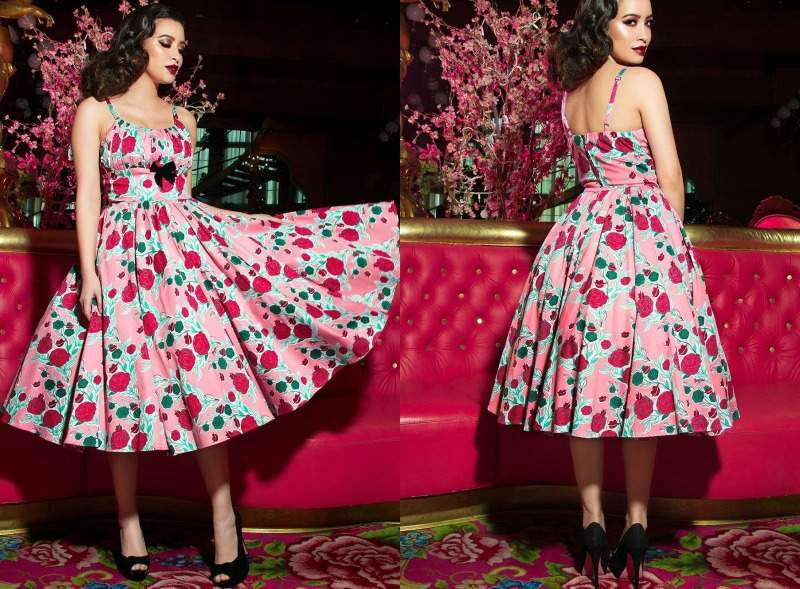 Slávnostné večerné oblečenie - letná koža so širokou sukňou a potlačou ruží Rockabilly oblieka ružové motívy na špagetové ramienka