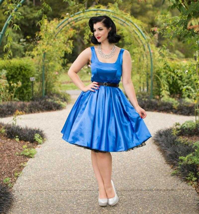 Večerné šaty v modrej farbe na kokteil v lete Rockabilly-šaty-svadobné-nápady-moderné