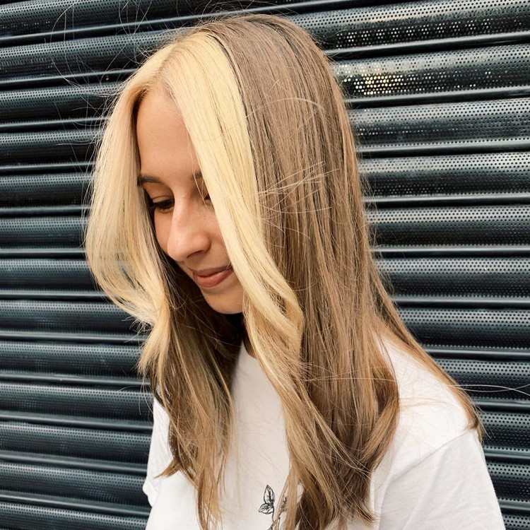 Blond vlasy s melírovanými vlasovými trendmi V roku 2020 trend trendu vlasov pre ženy