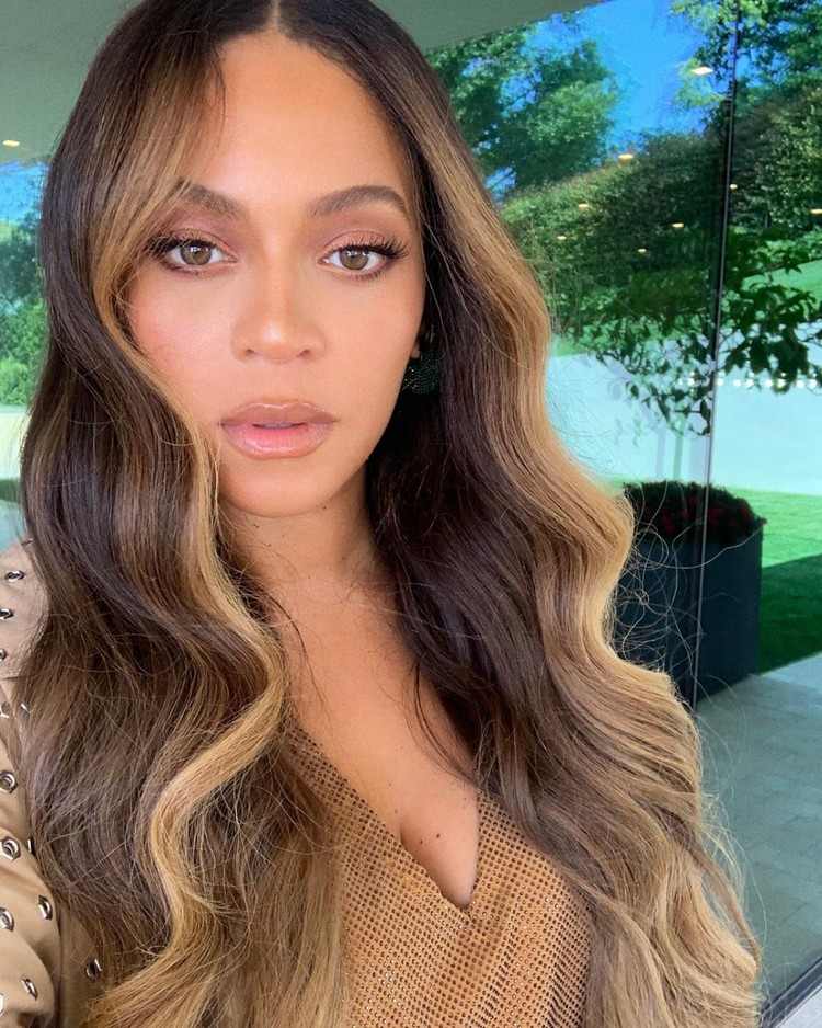 Účesy Beyonce s hnedými vlasmi a blond melírmi
