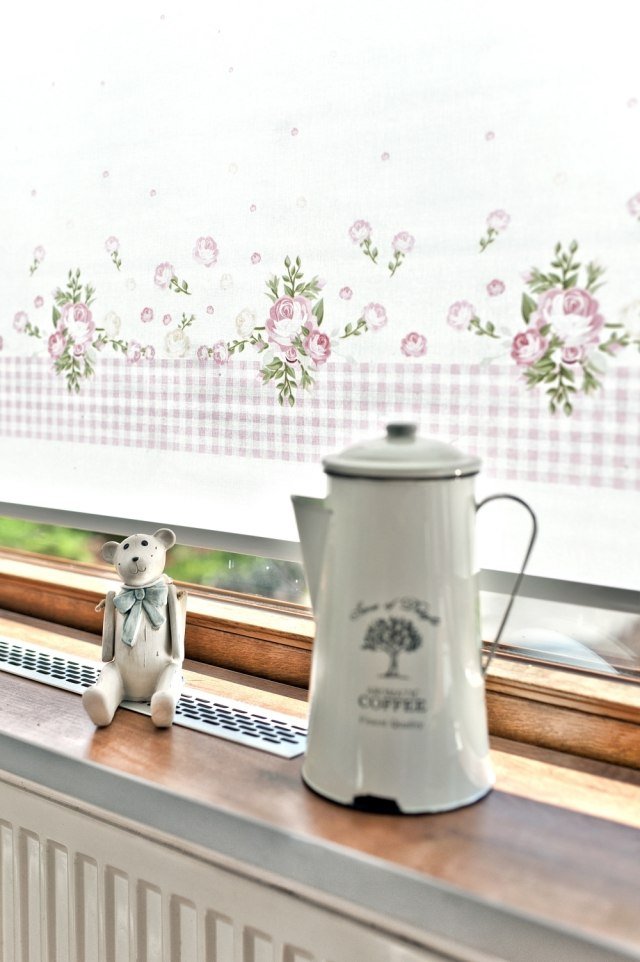 Ošarpaný šik ozdobný vzor závesu na okenný parapet