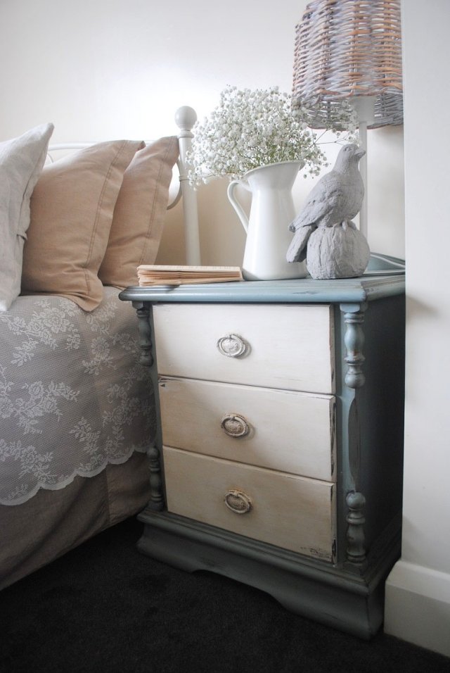 ošarpaná-šik-spálňa-čipka-prikrývka-gypsofila-kytica