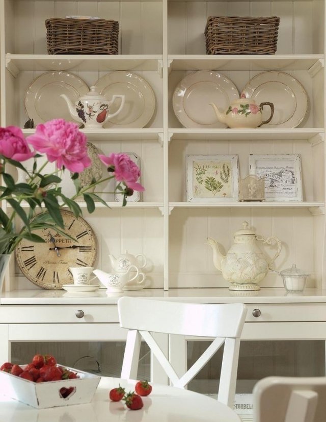 ošarpaná-elegantná-kuchyňa-dekorácie-bufet-skriňa-kúzlo