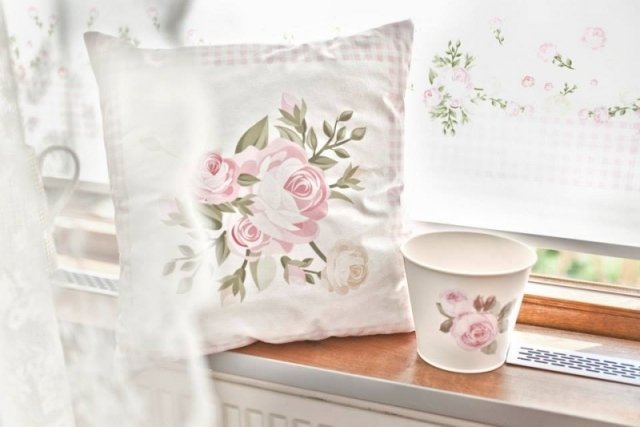 ošumelé-elegantné-bytové zariadenie-vankúše-závesy-vzor ruže