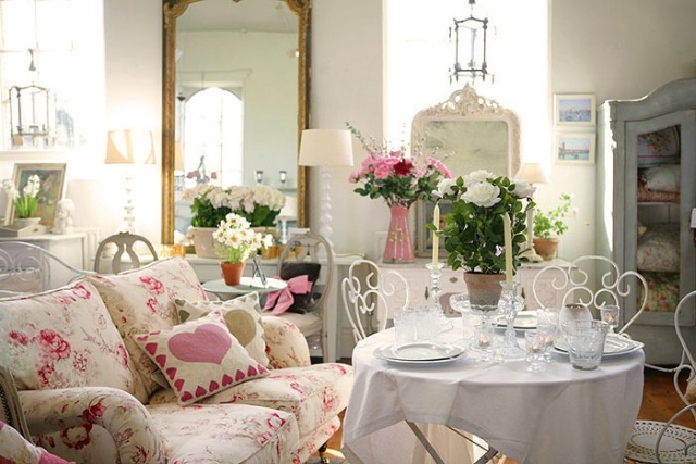 ošumelá elegantná obývacia izba jedálenský kút kovové stoličky